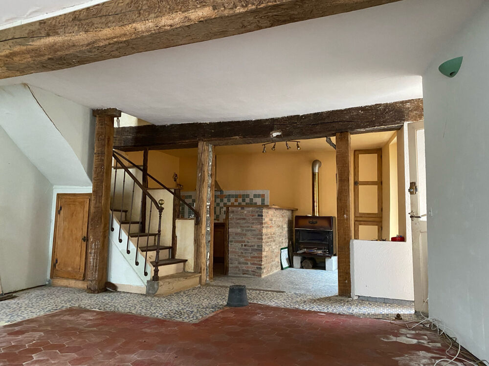 A RENOVER A ST JULIEN DU SAULT, AVEC COUR ET ABRI VOITURE, PROCHE COMMERCES ET GARE A PIED