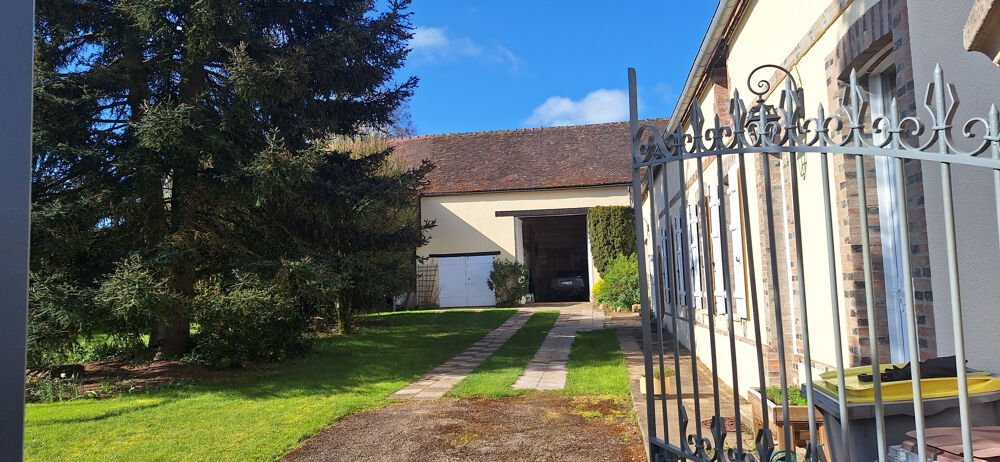 MAISON DE CAMPAGNE,128M2, 3 à 4 CHAMBRES, GRANGE, GARAGE, HANGAR, CAVE SUR TERRAIN ARBORÉ.