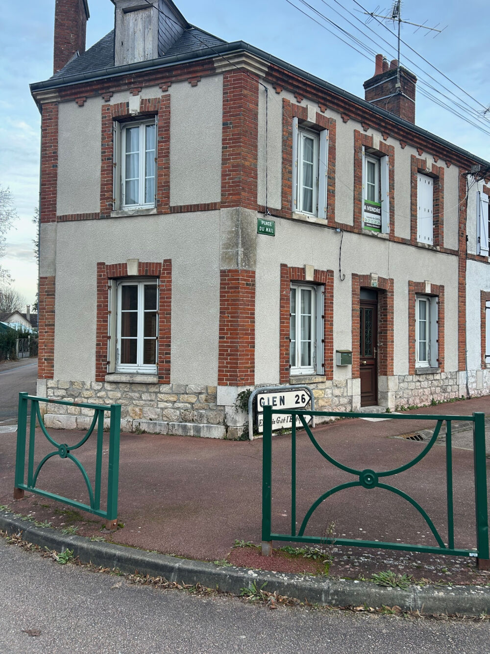 LORRIS, COMMERCES A PIED, CENTRE VILLE, 3 CHAMBRES, GRENIER, GARAGE.