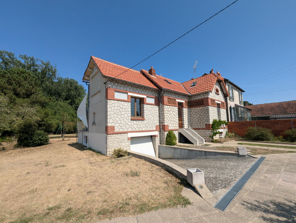 Meulière de caractère avec parc d'environ 6 000 m2 en bord de rivière