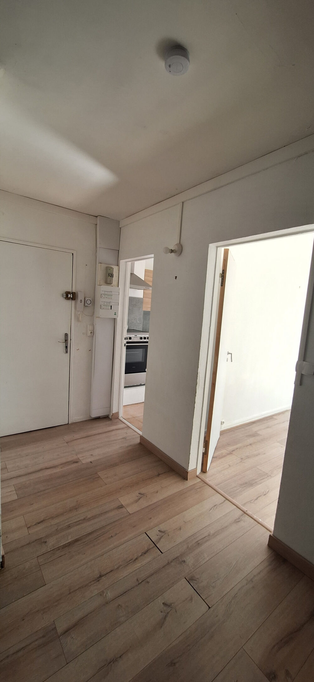 APPARTEMENT JOIGNY RESIDENCE SECURISEE, 73.13M2 CARREZ,3 CHAMBRES,LUMINEUX,CAVE.PRIX 45 000 €