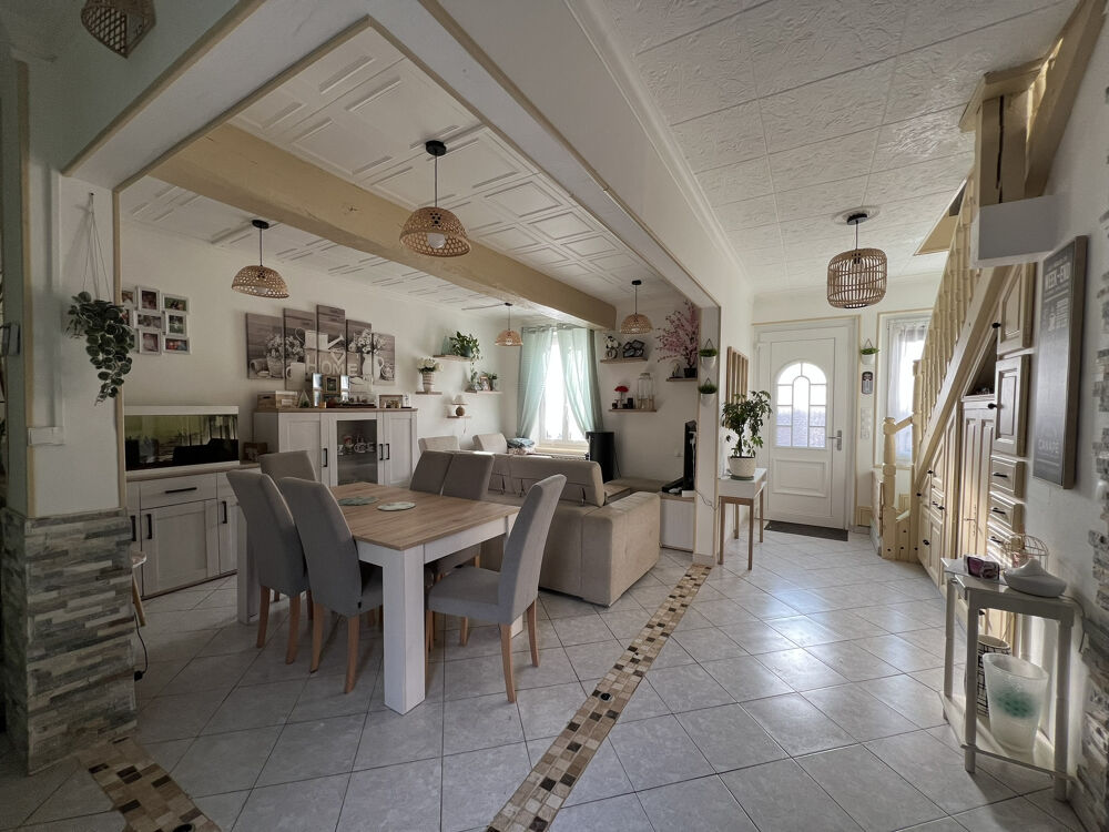 Cette maison est située à 10 minutes de Sens. Elle dispo....