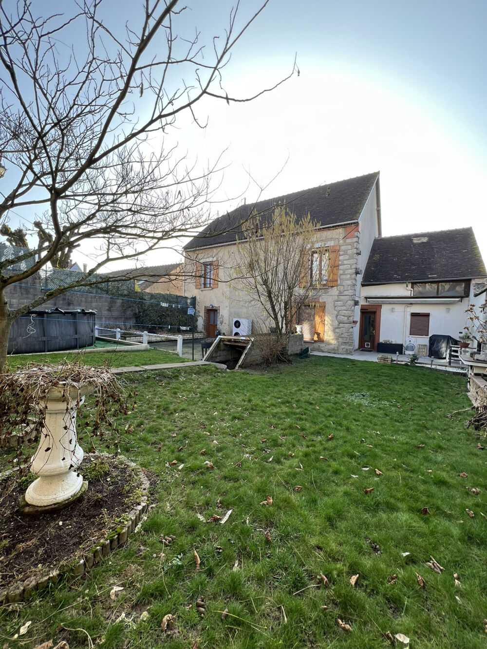 Cette maison est située à 10 minutes de Sens. Elle dispo....