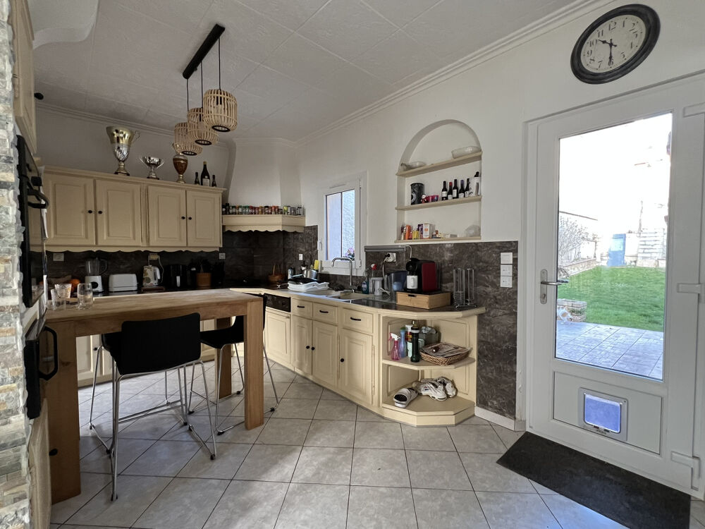 Cette maison est située à 10 minutes de Sens. Elle dispo....