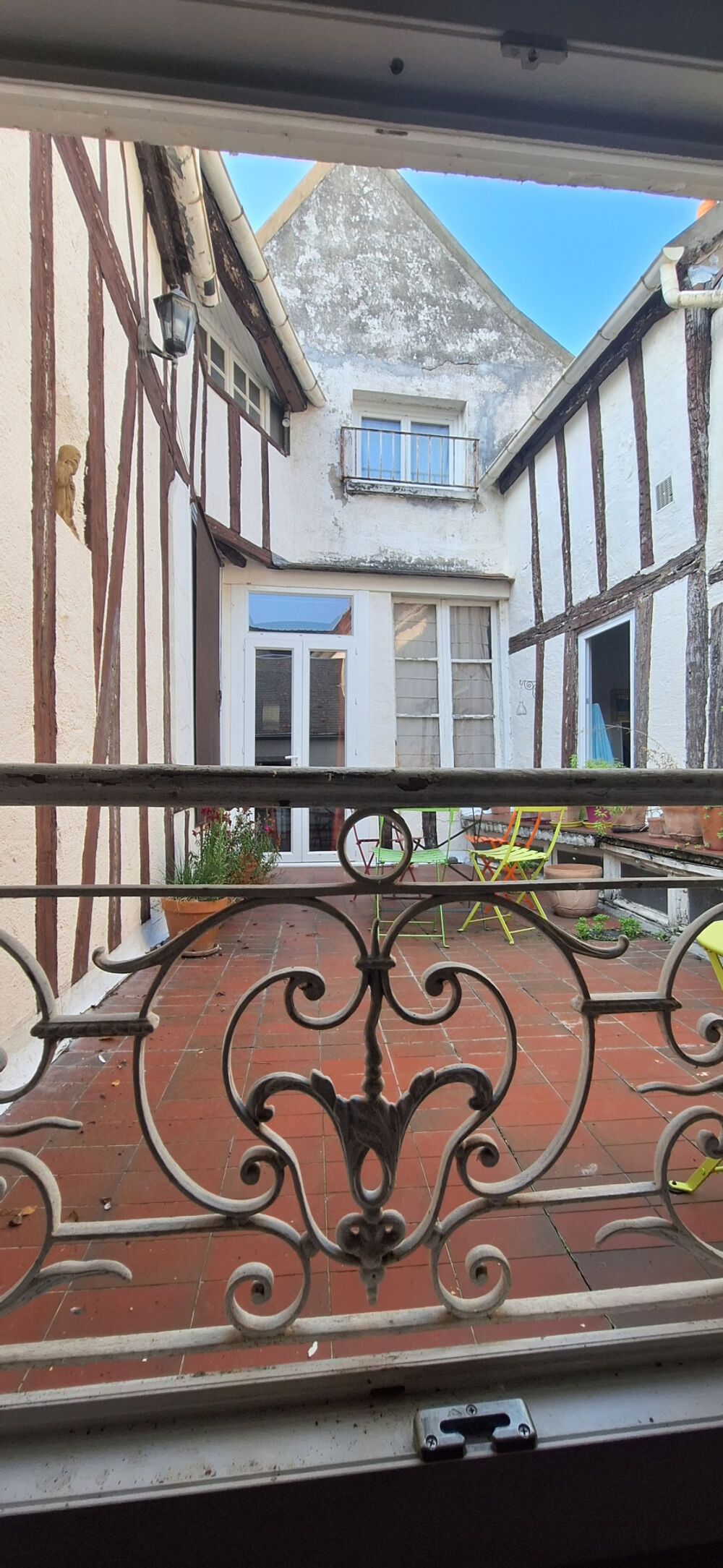 APPARTEMENT 140M2 EN PLEIN COEUR DU CENTRE VILLE DE SENS EMPLACEMENT DE 1ER CHOIX,3 A 4 CHAMBRES,TERRASSE PRI