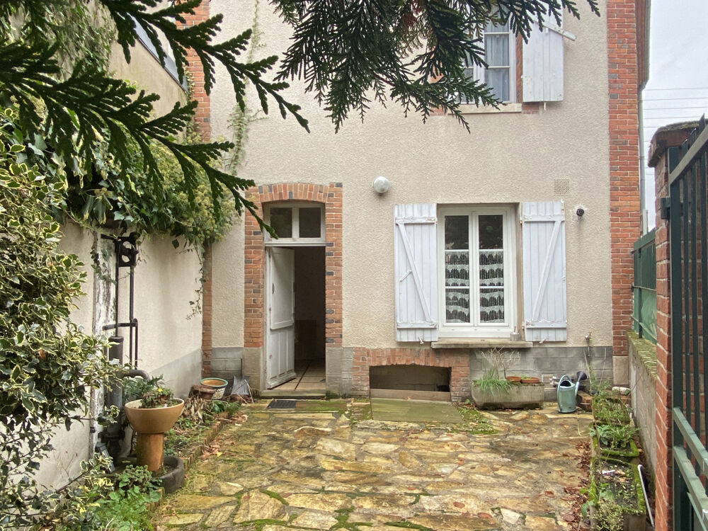 LORRIS, COMMERCES A PIED, CENTRE VILLE, 3 CHAMBRES, GRENIER, GARAGE.