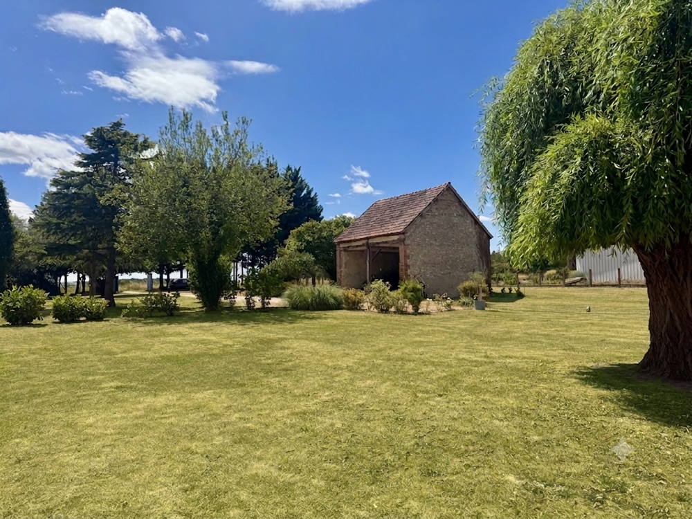 Vente Maison LONGÈRE, LORRIS, 5/6 CHAMBRES, GRANGE, 162 DE DÉPENDANCE, CALME, PUITS, 168m2 HABITABLE La cour marigny