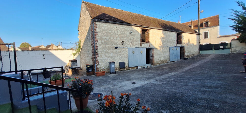 MAISON LAROCHE 2/3 CHAMBRES 95M2 ENVIRON,DEPENDANCE 64M2,GARAGE/GRANGE 50M2,GARAGE 39M2,ET CAVE.TERRAIN 544M2.