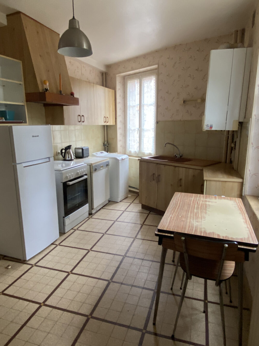 LORRIS, COMMERCES A PIED, CENTRE VILLE, 3 CHAMBRES, GRENIER, GARAGE.