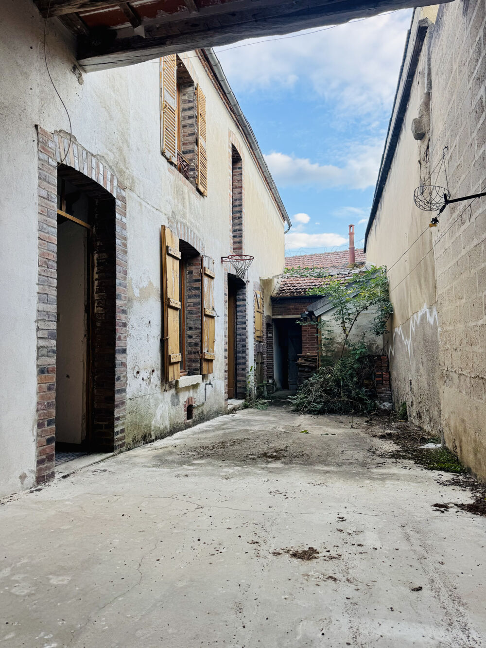 Vente Maison A RENOVER A ST JULIEN DU SAULT, AVEC COUR ET ABRI VOITURE, PROCHE COMMERCES ET GARE A PIED St julien du sault