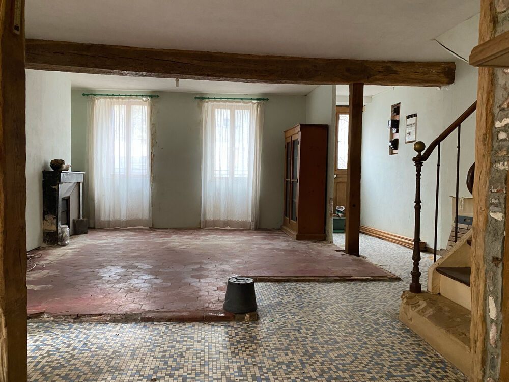 A RENOVER A ST JULIEN DU SAULT, AVEC COUR ET ABRI VOITURE, PROCHE COMMERCES ET GARE A PIED