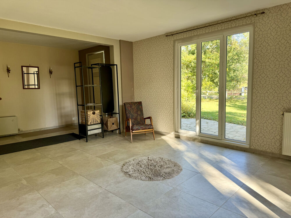 BOISÉ SUR TERRAIN DE 3000M2, ANNÉE 1970, 4 CHAMBRES, VÉRANDA, BEAUX VOLUMES