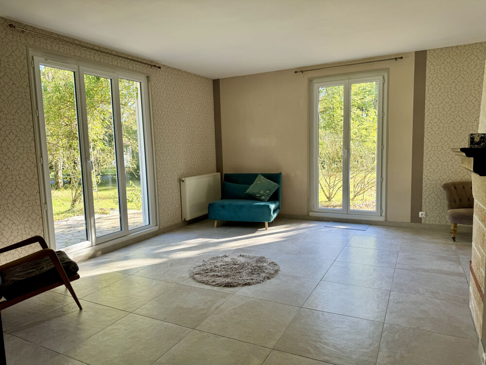 BOISÉ SUR TERRAIN DE 3000M2, ANNÉE 1970, 4 CHAMBRES, VÉRANDA, BEAUX VOLUMES