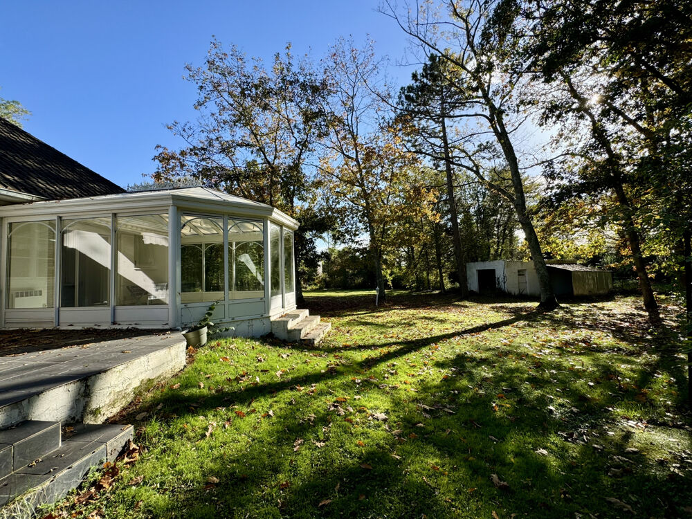 BOISÉ SUR TERRAIN DE 3000M2, ANNÉE 1970, 4 CHAMBRES, VÉRANDA, BEAUX VOLUMES