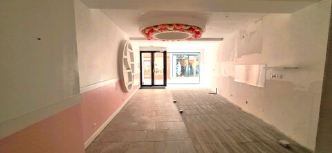   A SENS EMPLACEMENT DE 1 ER CHOIX ,A VENDRE MUR COMMERCIAUX 220 M2 . A VISITER SANS TARDER. 
