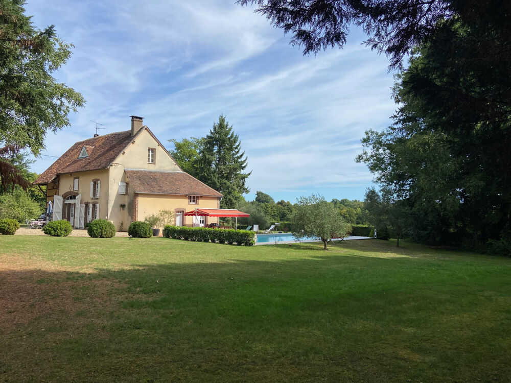 A 1h30 de PARIS A6 et à 5 mn de TOUCY, Authentique et charmante Maison de campagne avec piscine et vue dégagé