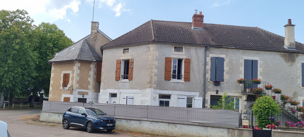 Située à Etais la Sauvin, maison de village avec le charme de l'ancien.