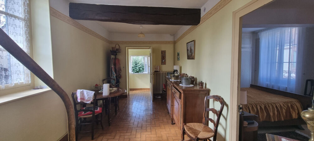 Tout proche du centre-ville, maison ancienne plutôt atypique, habitable de suite.