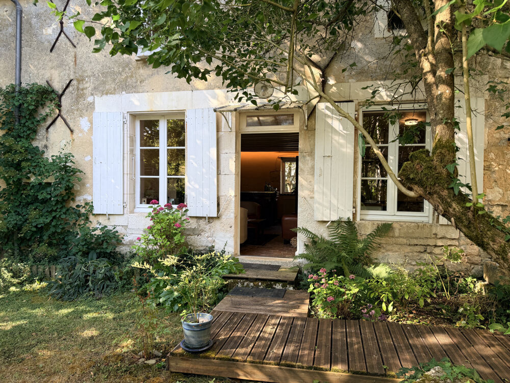 A Thury (89520)- de 2 H de PARIS, 10 mn de Saint Sauveur MAISON BOURGEOISE DE CARACTÈRE RESTAURÉ.