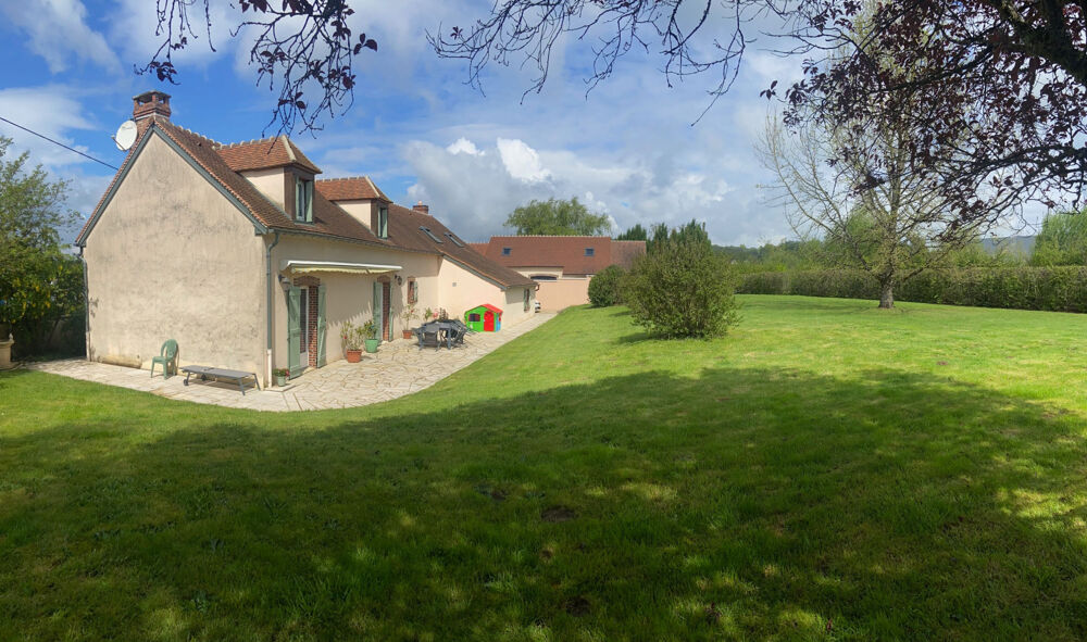 A TOUCY (89130), CHARMANTE MAISON ANCIENNE de 177 m2, le tout sur un terrain arboré de 1774 m2.