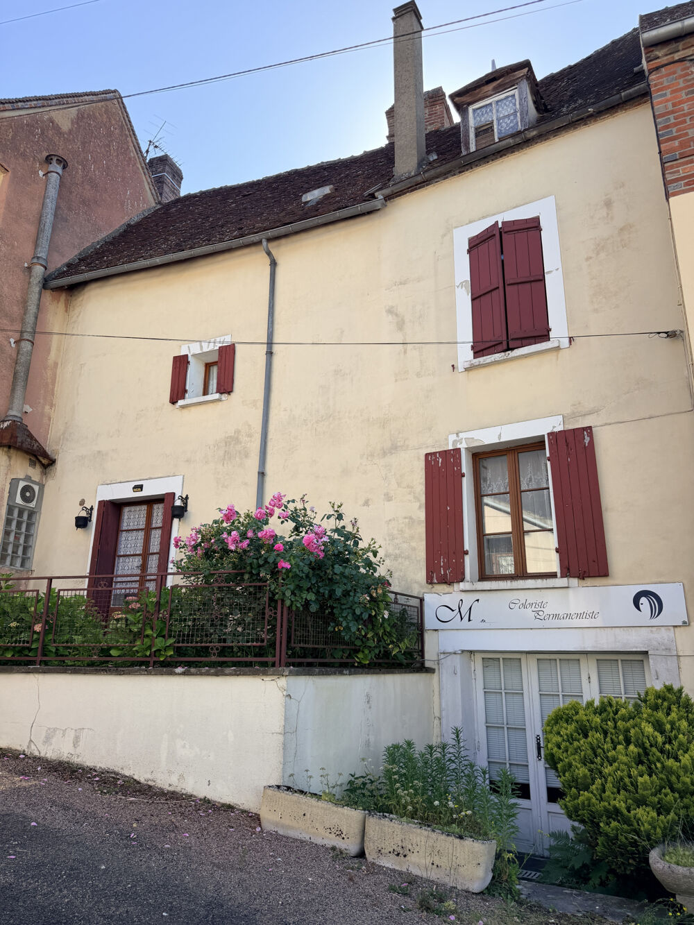 Maison de ville à vendre à Toucy dans l'Yonne (89130) idéalement située aussi pour du gîte et local commercial