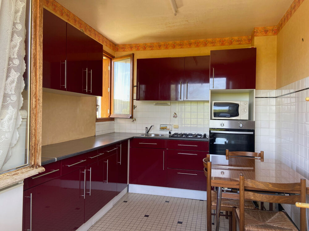 A TOUCY, Maison de 63 m2, lumineuse, surélevée d'un sous-sol total de 42 m2, grand garage de 34 m2 idéal cam