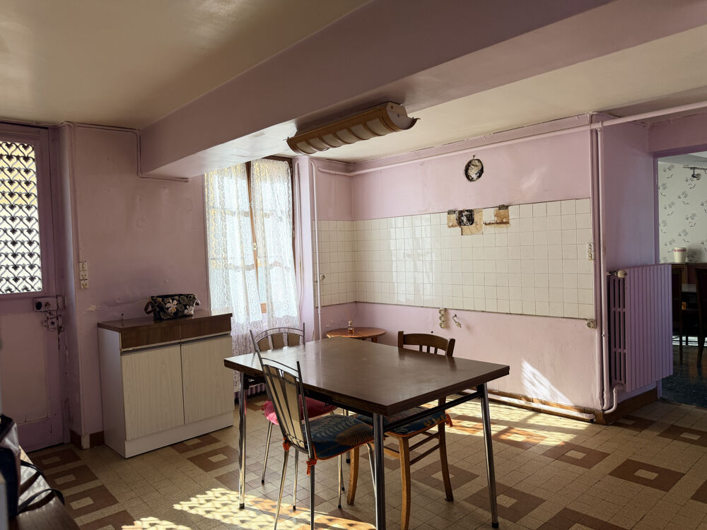 Maison de ville à vendre à Toucy dans l'Yonne (89130) idéalement située aussi pour du gîte et local commercial