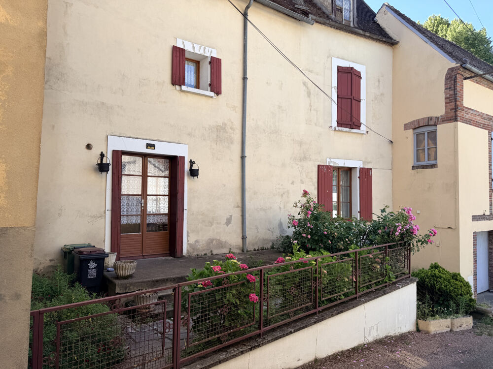 Maison de ville à vendre à Toucy dans l'Yonne (89130) idéalement située aussi pour du gîte et local commercial