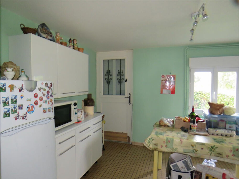 Une propriété comprenant : Une maison d'habitation offrant : - Au rez-de-chaussée : séjour avec cheminée, cuis