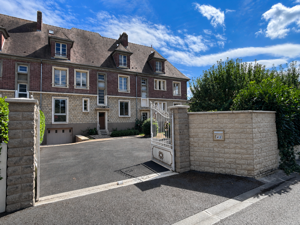 Vente Immeuble Bel immeuble de standing comprenant un grand appartement de 137m2 et un local d'activité loué ... Vimoutiers
