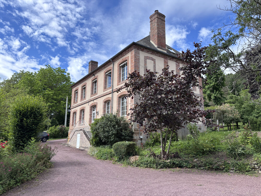 Une propriété de caractère comprenant un ancien presbytère avec dépendances, source et bassin sur 3050m2 avec