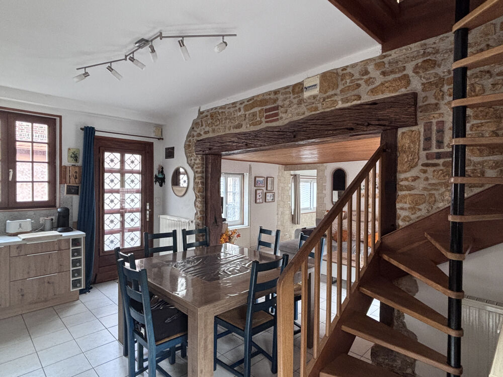 Agréable maison de ville avec 5 chambres confortables, jardin et grand garage.