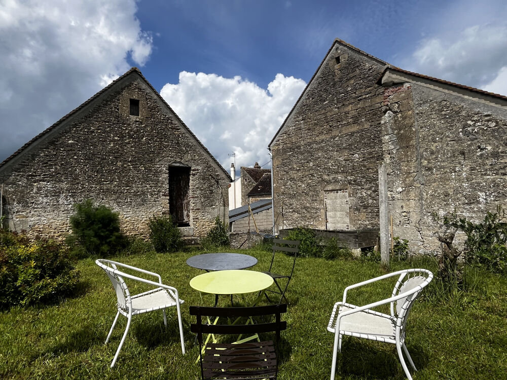 Maison en Pierre au coeur d'un village avec commerces et écoles