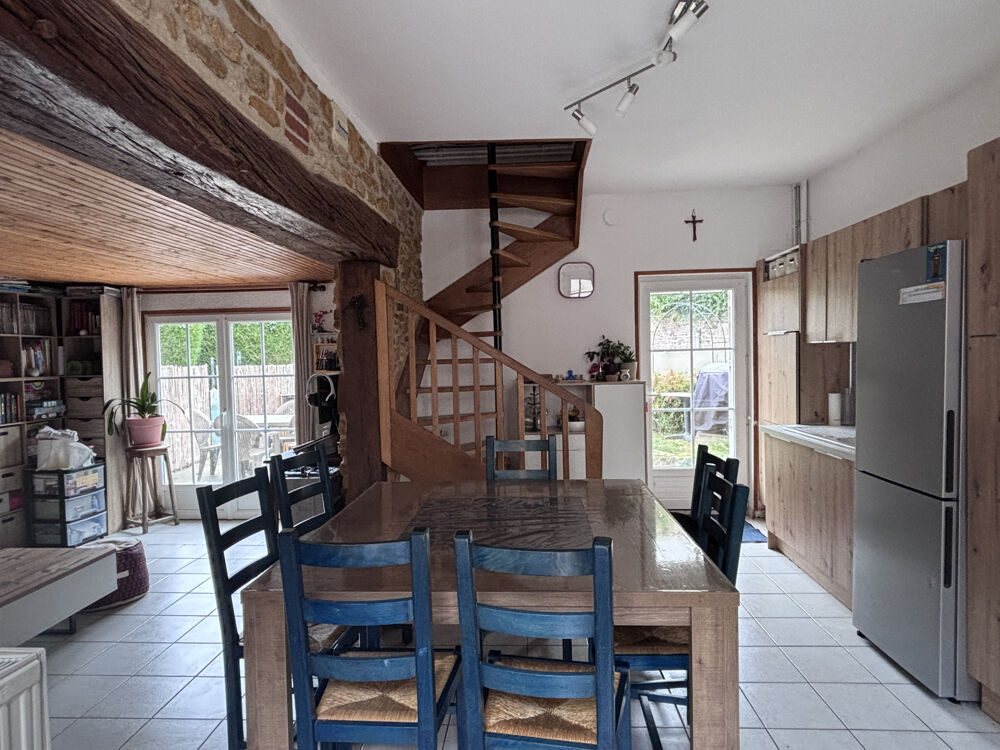 Agréable maison de ville avec 5 chambres confortables, jardin et grand garage.