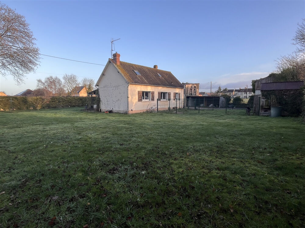 Située à 10 km dArgentan, cette maison bénéficie dun environnement calme et verdoyant, en pleine campagne, t