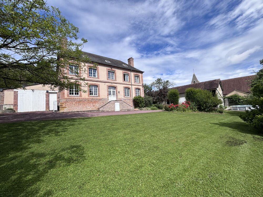 Une propriété de caractère comprenant un ancien presbytère avec dépendances, source et bassin sur 3050m2 avec