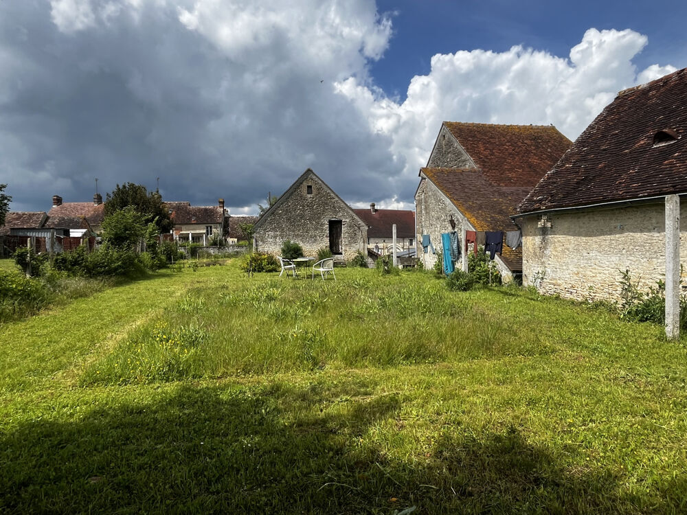 Maison en Pierre au coeur d'un village avec commerces et écoles
