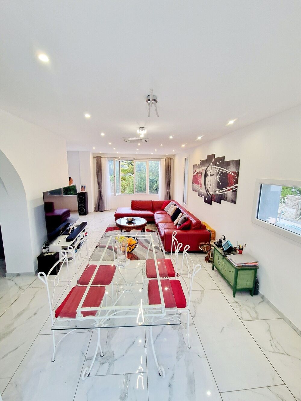 DUPLEX D'ENVIRON 90m2 AVEC TERRASSE DE 90m2 ET UN JARDINSUR LE ROVE