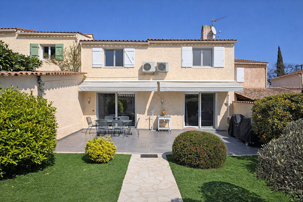 VILLA FAMILIALE AVEC JARDIN PAYSAGER