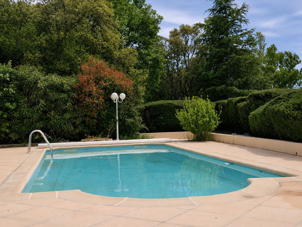 Vue panoramique et calme absolu pour cette villa rénovée avec piscine