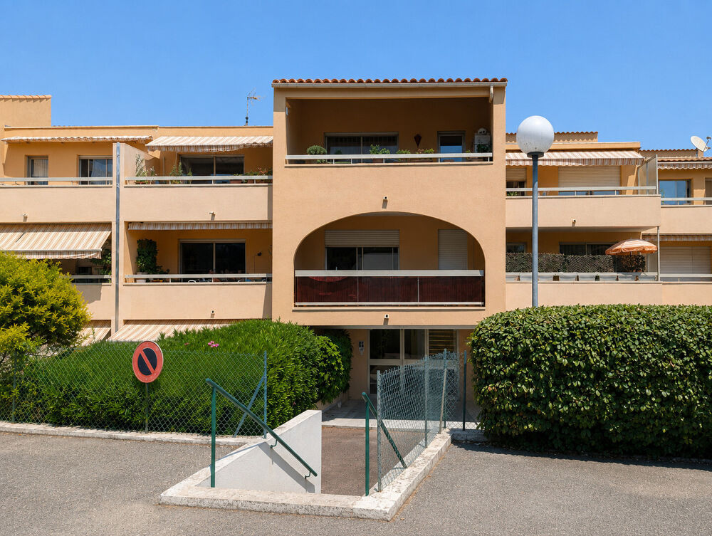 Dernier étage, terrasse, piscine, garage et cave