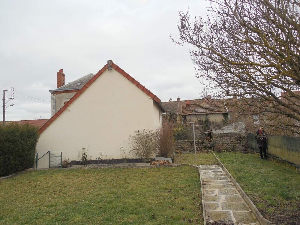 A vendre grande maison dans unique station thermale du Limousin.
