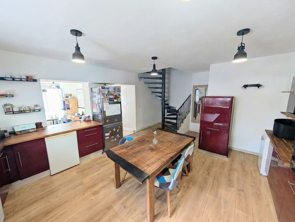 Rare en coeur de village : maison avec garage, jardin et dépendance