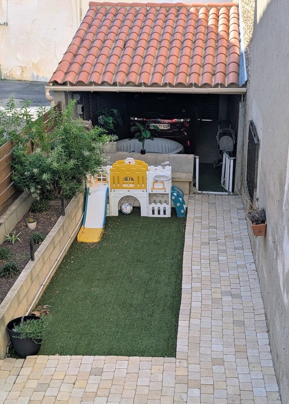 Rare en coeur de village : maison avec garage, jardin et dépendance