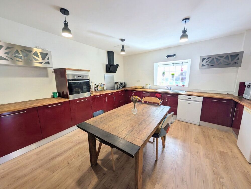 Rare en coeur de village : maison avec garage, jardin et dépendance