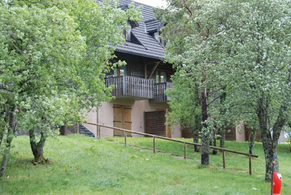   Le Bois de la Reine - Appartement duplex 3p8 cabine Piscine collective - Sauna - Alimentation < 100 m - Centre ville < 1 km - T Auvergne, Super Besse (63610)