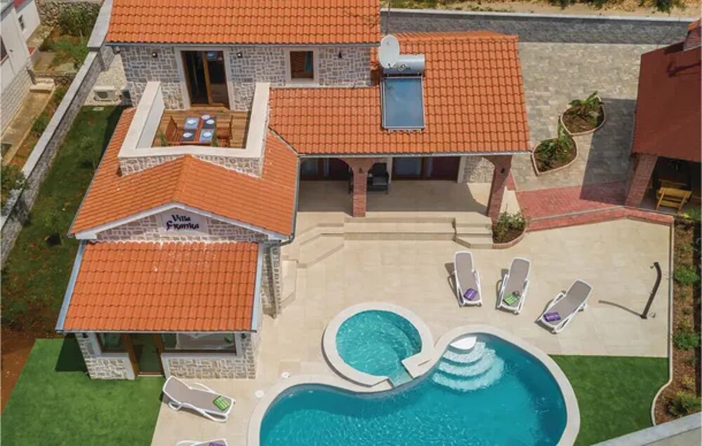   Beautiful home in Krk with Jacuzzi, WiFi and Outdoor swimming pool Piscine prive - Bain  remous - Plage < 1.4 km - Alimentatio Croatie, Krk