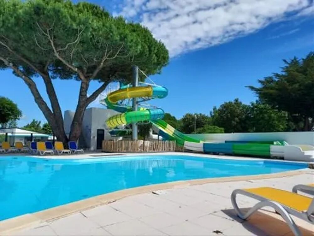   Camping Domaine Des Salins - 33 m2 Piscine couverte - Piscine collective - Bain  remous - Terrasse - Club enfants Pays de la Loire, Saint-Hilaire-de-Riez (85270)