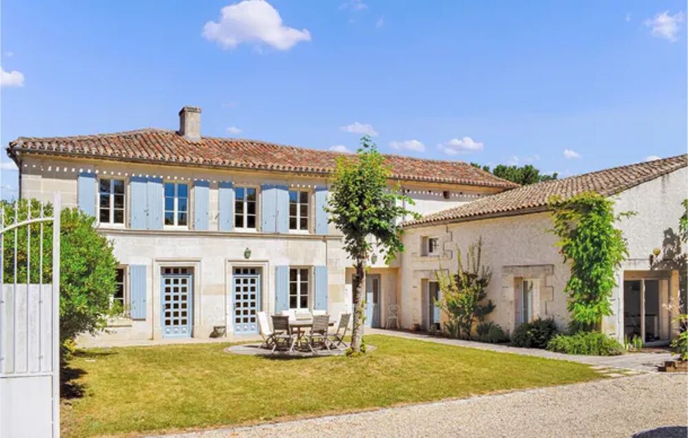   Stunning home in Champmillon with 4 Bedrooms, WiFi and Outdoor swimming pool Piscine prive - Tlvision - Terrasse - place de p Poitou-Charentes, Champmillon (16290)