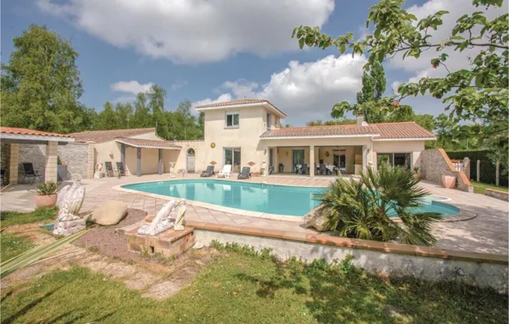   Stunning home in Saint-Vivien-de-Medoc with 4 Bedrooms and Outdoor swimming pool Piscine prive - Alimentation < 1 km - Tlvisi Aquitaine, Saint-Vivien-de-Mdoc (33590)